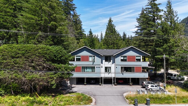 Cheakamus House in Squamish, BC - Building Photo - Building Photo