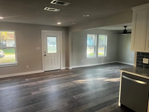 1221 N Barton Ave in Stephenville, TX - Building Photo - Building Photo