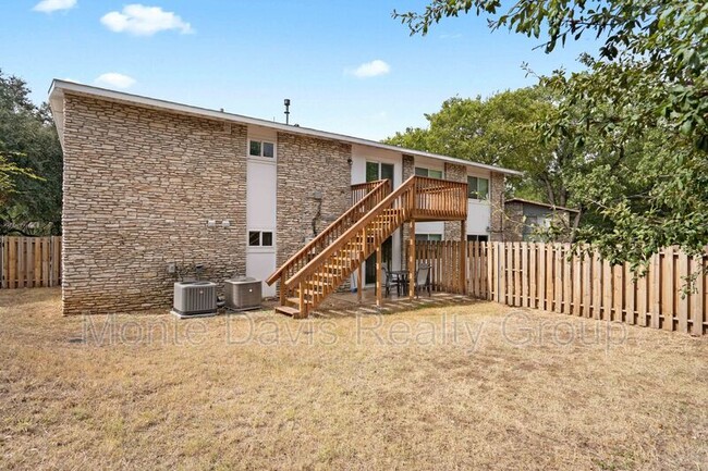 2504 Manor Cir-Unit -Unit B in Austin, TX - Building Photo - Building Photo