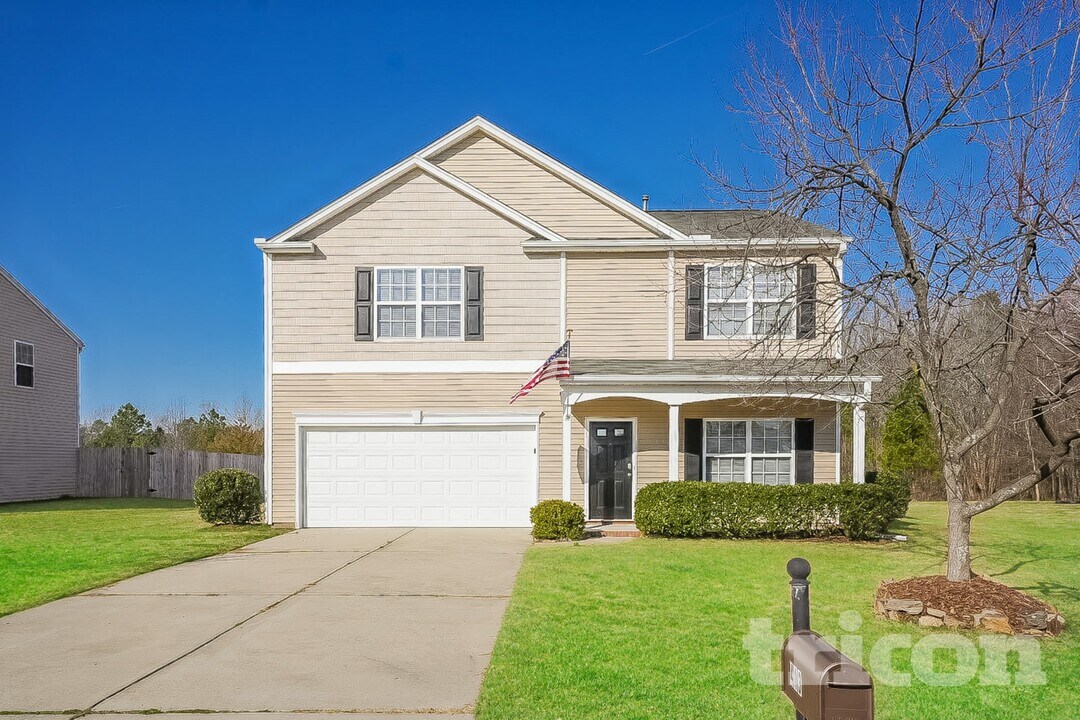 413 Stoney Run Dr in McLeansville, NC - Foto de edificio