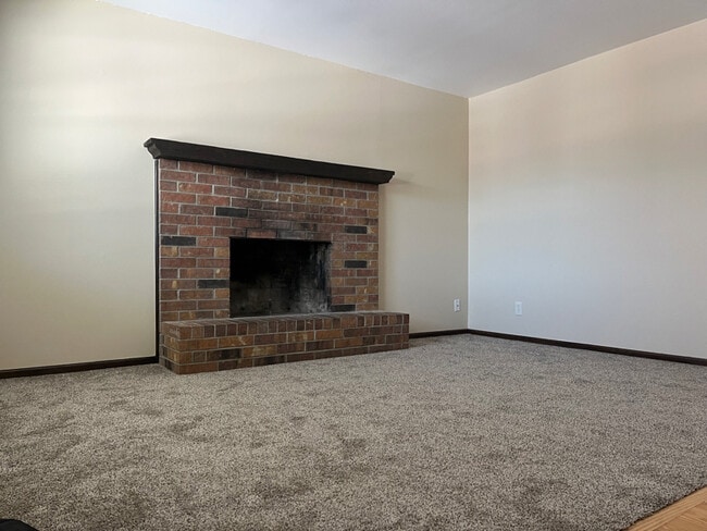 8905 Haskins St in Lenexa, KS - Foto de edificio - Building Photo