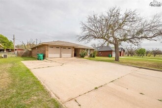 702 W Clara Ave in Iowa Park, TX - Building Photo - Building Photo