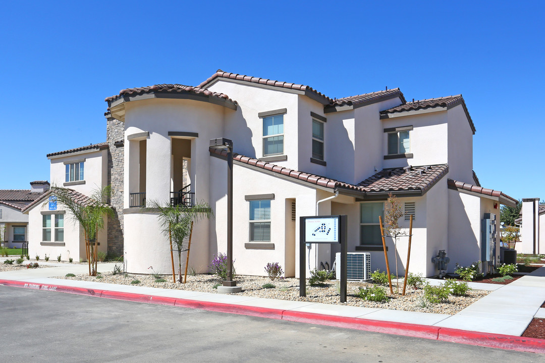 Overland Court Apartments - 62+ Senior Living in Los Banos, CA - Foto de edificio