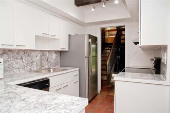 19216 NE 25th Ave in Miami, FL - Foto de edificio - Building Photo