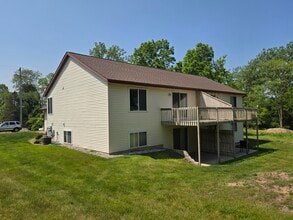 1623 Lamberton Lake Dr NE in Grand Rapids, MI - Building Photo - Building Photo