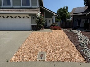 220 Joy Ct in Dixon, CA - Building Photo - Building Photo