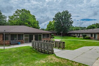 Eastview Manor in Des Moines, IA - Building Photo - Building Photo