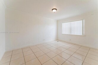 11005 SW 1st St, Unit 203 in Miami, FL - Foto de edificio - Building Photo