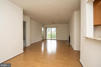 20273 Beechwood Terrace, Unit 102 in Ashburn, VA - Building Photo - Building Photo