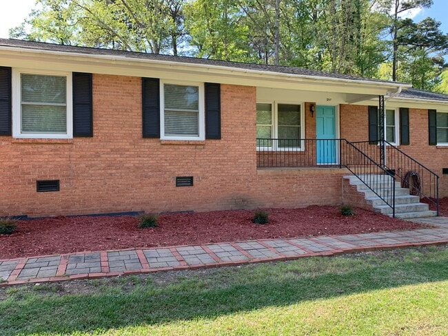 207 McLeod Dr in Sanford, NC - Foto de edificio - Building Photo