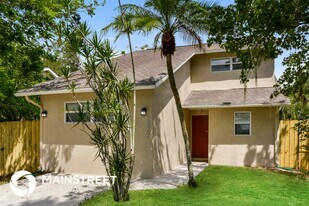2429 Apache St in Sarasota, FL - Building Photo