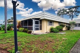201 Kings Blvd in Sun City Center, FL - Building Photo