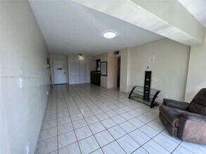 8887 Fontainebleau Blvd in Miami, FL - Building Photo - Building Photo
