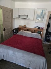 3236 N Downer Ave, Unit BEDROOM 2ND FLOOR in Milwaukee, WI - Foto de edificio - Building Photo