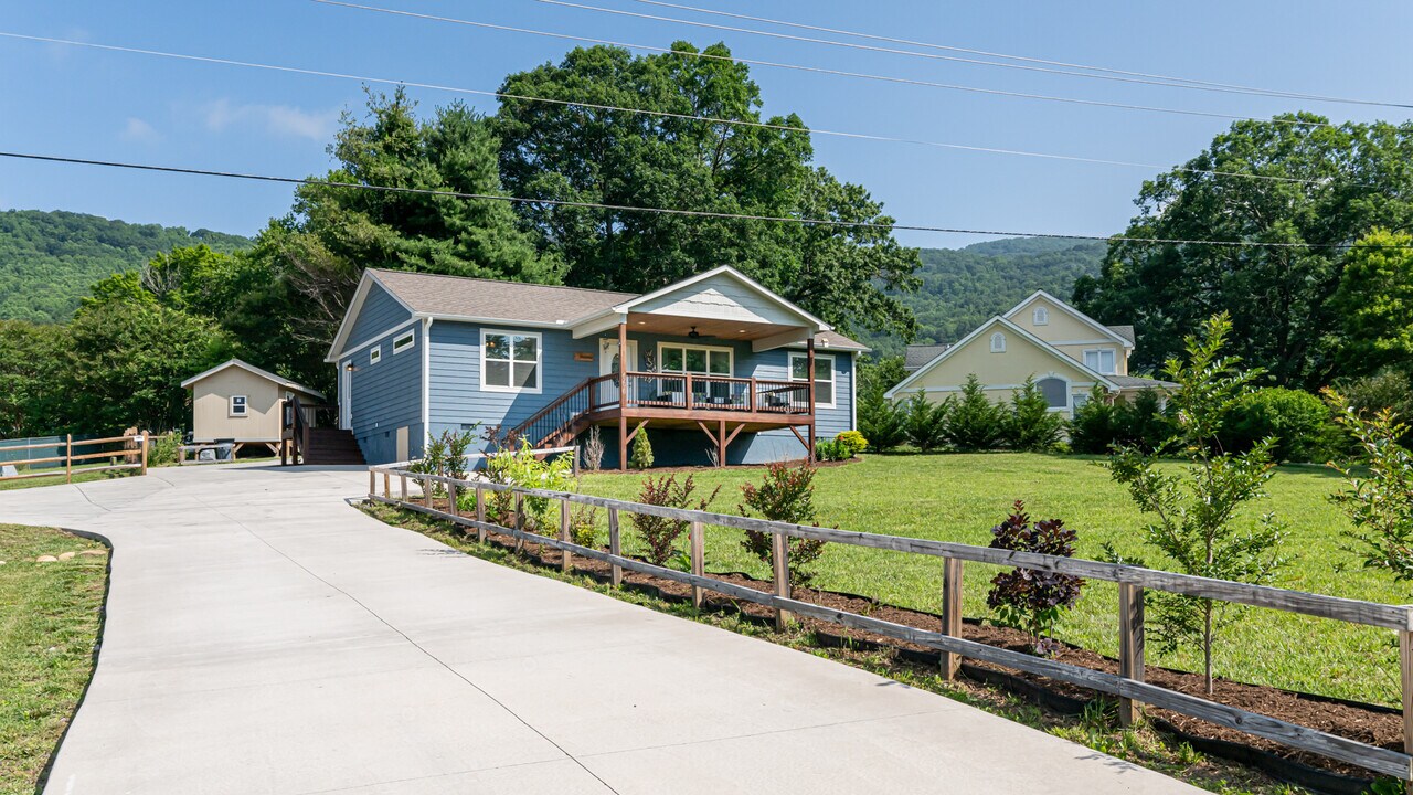 664 Old Fort Rd in Fairview, NC - Building Photo