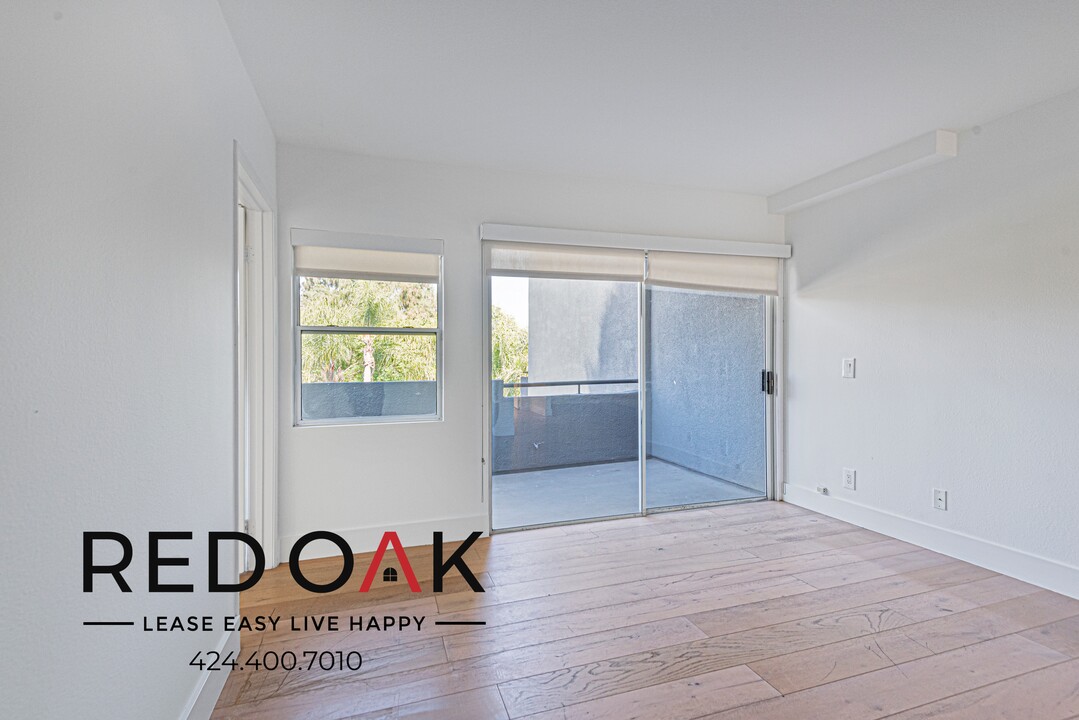 939 Palm Ave in West Hollywood, CA - Building Photo