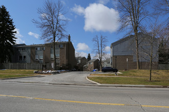 646 Village Pky in Markham, ON - Building Photo - Building Photo