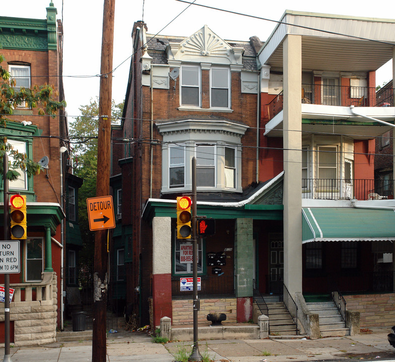 4139 W Girard Ave in Philadelphia, PA - Foto de edificio