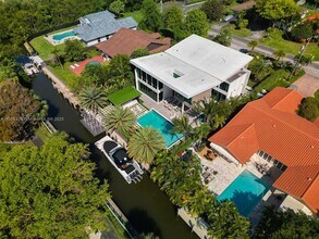 521 Holiday Dr in Hallandale Beach, FL - Building Photo - Building Photo