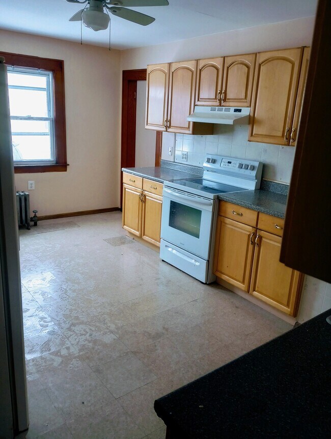 124 Muzzy St Apartments and Nearby Chicopee Apartments For Rent