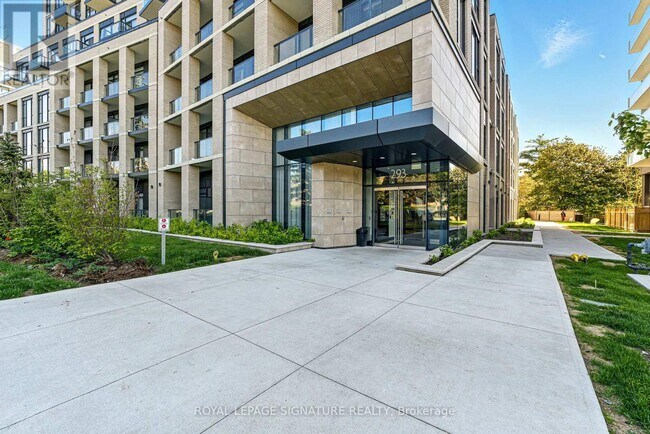 293-293 The Kingsway in Toronto, ON - Building Photo - Building Photo