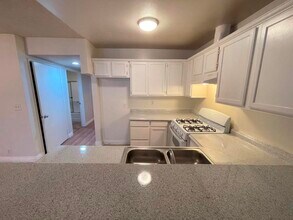 10225 Hillhaven Ave, Unit 109 in Tujunga, CA - Building Photo - Building Photo