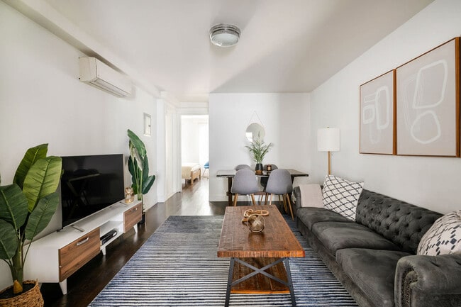 359 W 39th St