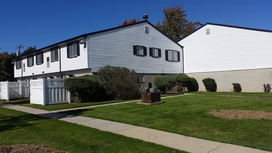 Creekside Village Townhomes in Flat Rock, MI - Building Photo - Building Photo