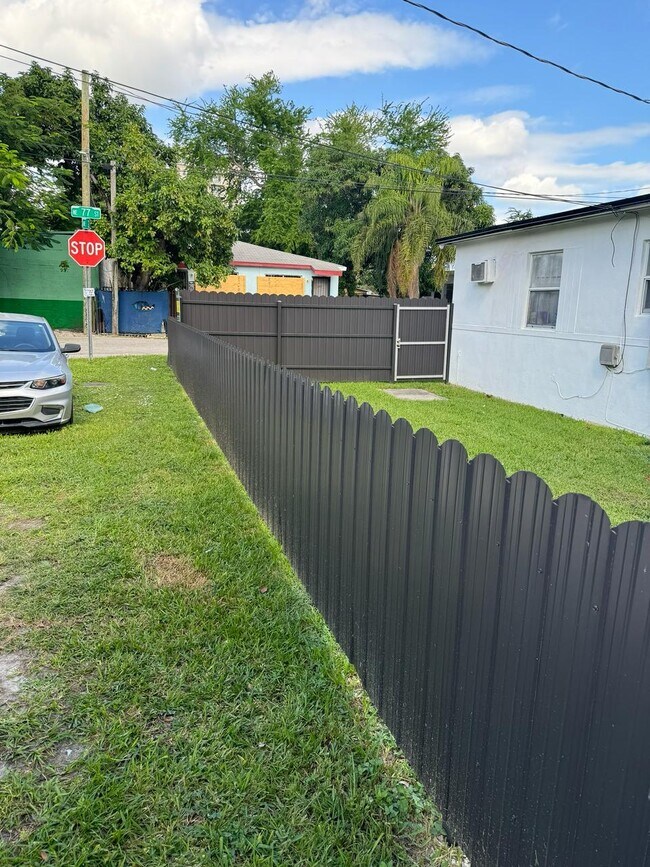 250-252 NE 77th St in Miami, FL - Foto de edificio - Building Photo