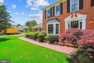 8300 Centerbrook Pl in Alexandria, VA - Foto de edificio - Building Photo