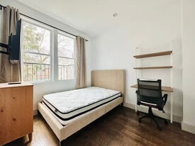 Furnished room/NOT APARTMENT in Queens, NY - Building Photo