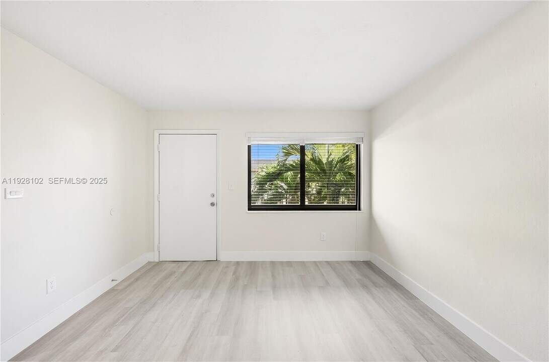 1330 W 29th St in Hialeah, FL - Building Photo