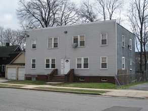 12 Maple Ave in Hempstead, NY - Foto de edificio - Building Photo