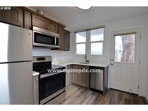 5821 SE Knapp St-Unit -3 in Portland, OR - Building Photo - Building Photo