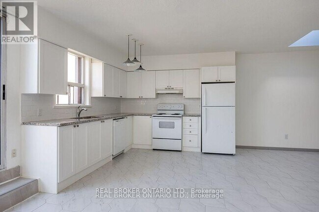 350-350 Oakwood Ave in Toronto, ON - Building Photo - Building Photo