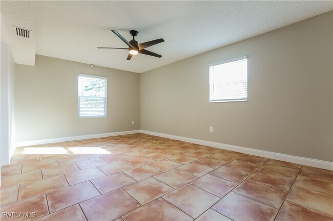 2124 Briant St in North Port, FL - Foto de edificio - Building Photo