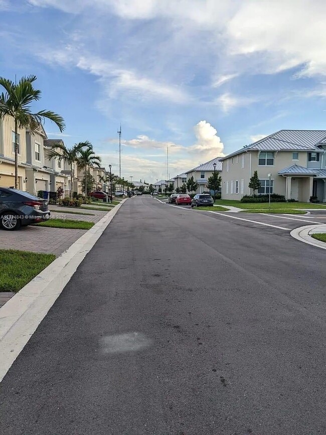 1063 Eucalyptus Dr in Hollywood, FL - Building Photo - Building Photo