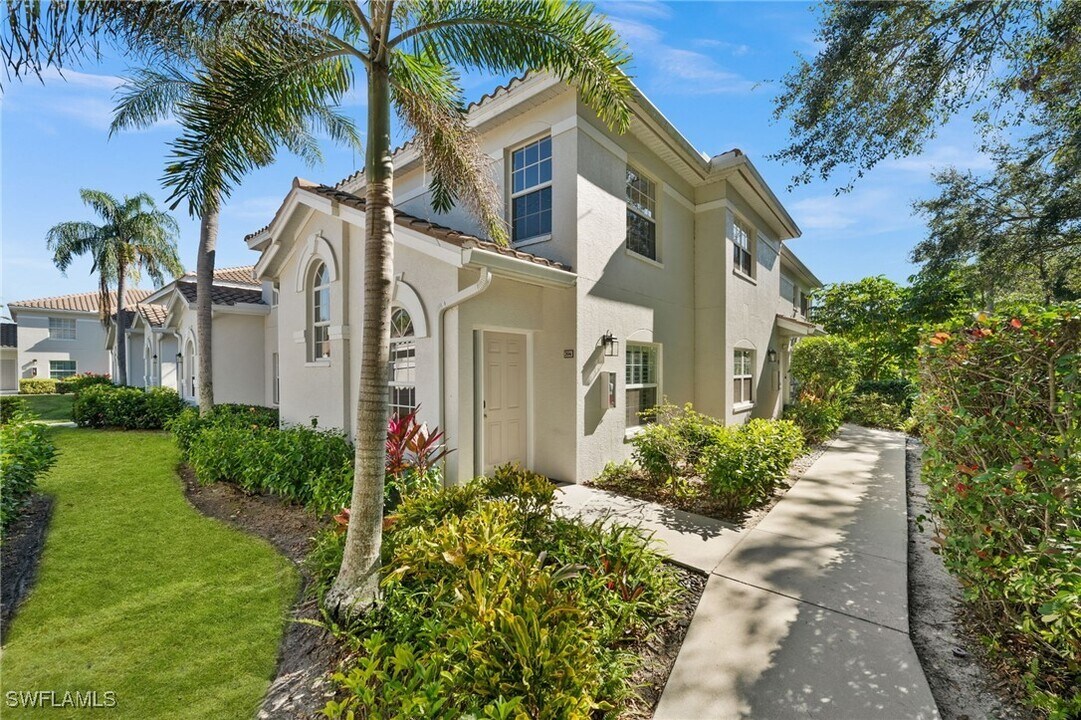 6923 Satinleaf Rd N in Naples, FL - Building Photo