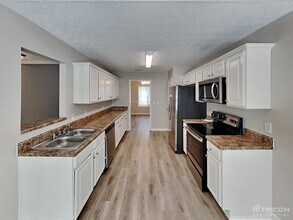 350 Valley View Dr in Fairburn, GA - Building Photo - Building Photo