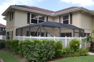 25 Bedford Ct, Unit B in Royal Palm Beach, FL - Building Photo