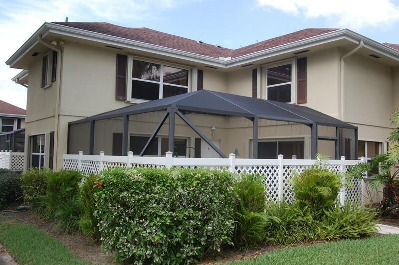 25 Bedford Ct, Unit B in Royal Palm Beach, FL - Building Photo