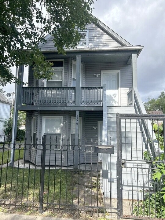 8320 S Kingston Ave in Chicago, IL - Building Photo