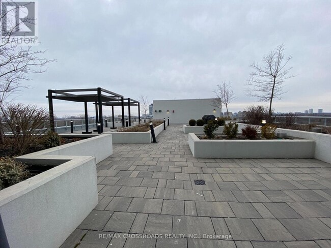 3220 Sheppard Ave E in Toronto, ON - Building Photo - Building Photo