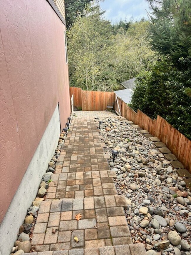 2389 Brooklyn Dr in Coos Bay, OR - Building Photo - Building Photo