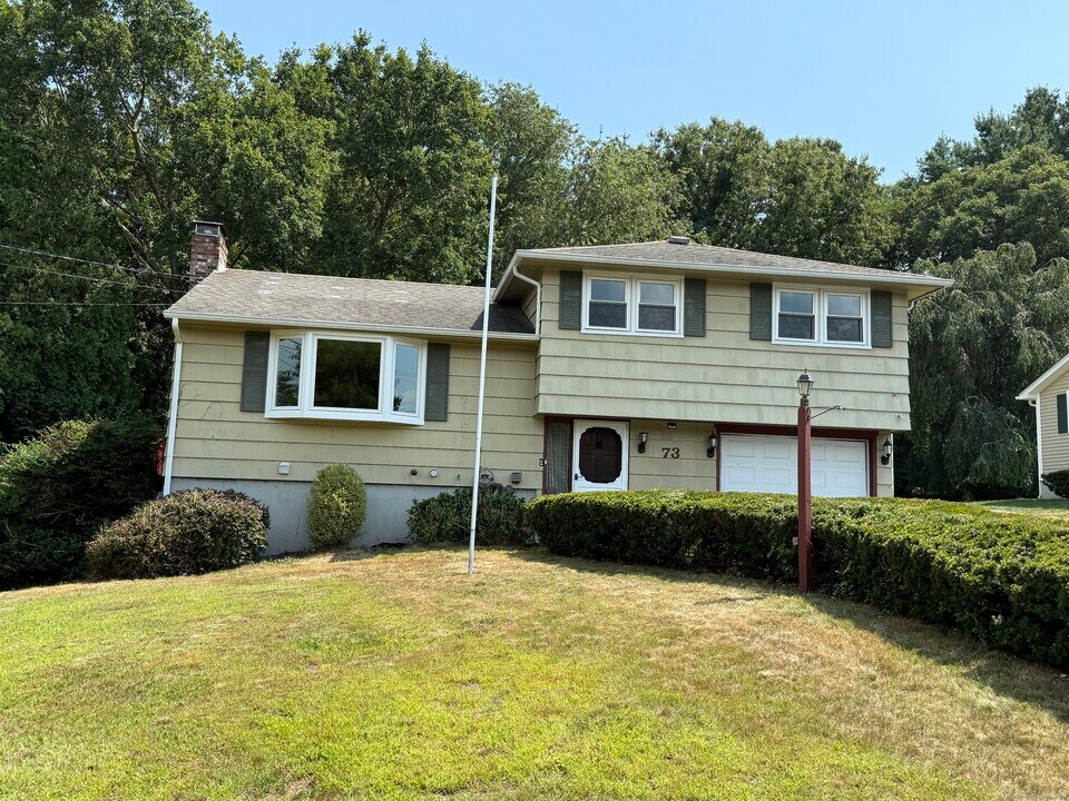 73 Driscoll Dr in Montville, CT - Building Photo