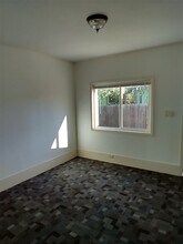 302 Maple St, Unit 4 in Medford, OR - Building Photo - Building Photo