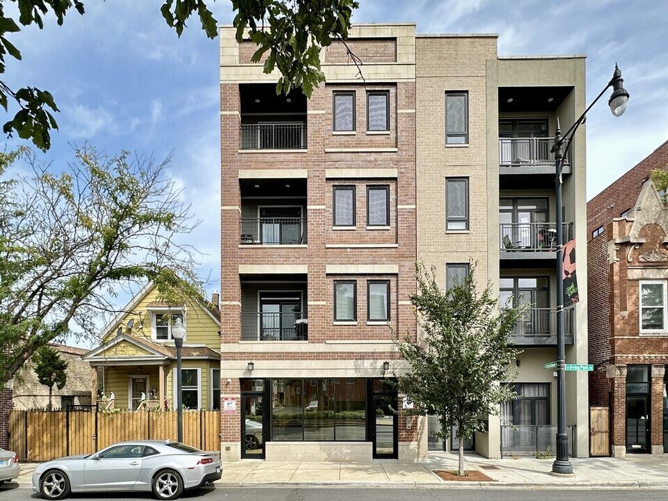 3336 W Irving Park Rd, Unit 2C in Chicago, IL - Foto de edificio