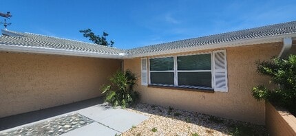 7628 Gulf Highlands Dr in Port Richey, FL - Building Photo - Building Photo
