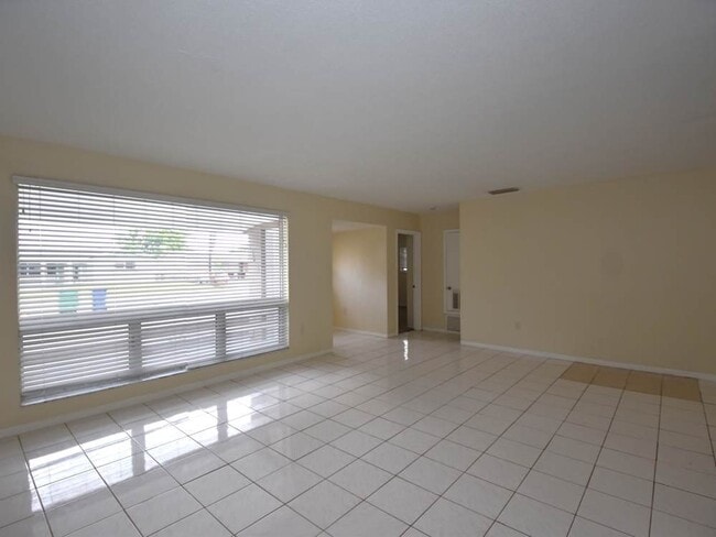 7630 Coral Blvd in Miramar, FL - Foto de edificio - Building Photo