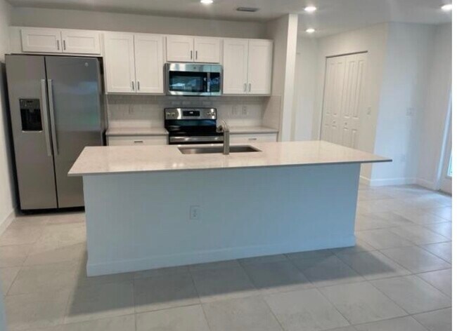 6737 Broadwater Ln in Greenacres, FL - Foto de edificio - Building Photo